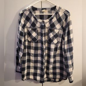 Duluth Trading button front cotton top, long sleeve roll tab, black cream blue